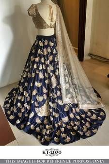 Gold Lehenga, Saree Bollywood, Indian Bridal Lehenga, Lehenga Choli Online, Red Lehenga, Indian Bridal Dress, Indian Lehenga, Dresses Royal, Designer Lehenga Choli