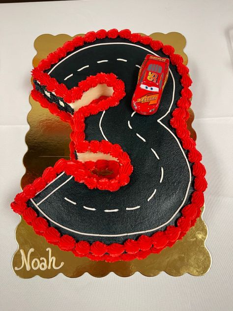 Easy Cars Cake, Diy Lightning Mcqueen Cake, Lightning Mcqueen Cake Ideas, Cars Sheet Cake, Lightening Mcqueen Cakes, Cake Diy Easy, Lightning Mcqueen Birthday Cake, Square Birthday Cake, Lightning Mcqueen Cake