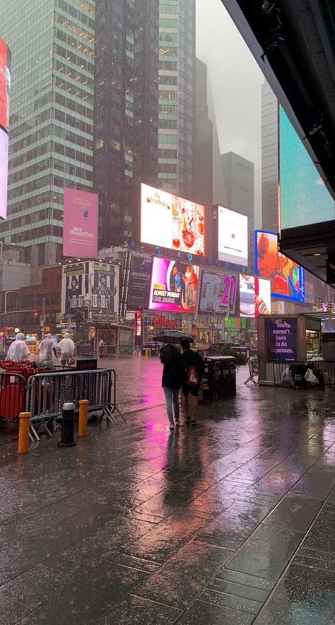 Times Square Rain, Nyc City Aesthetic, Nyc In Winter, Nyc Rain, New York Sightseeing, Time Square New York, Nyc Dream, New York Times Square, Nyc City