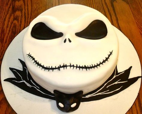 jack tim burton pastel                                                                                                                                                                                 Más Jack Skellington Cake, Nightmare Before Christmas Cake, Halloween Torte, Pasteles Halloween, Dessert Design, Dessert Halloween, Halloween Cake, Disney Cakes, Halloween Desserts