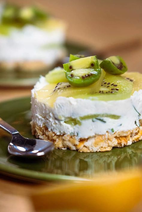 Kiwi cheesecake | Taste France Magazine Autumn In France, Kiwi Cheesecake, Golden Kiwi, Savoury Biscuits, Fresh Cheese, Like Green, Sweet And Sour, Tasty Recipes, Bon Appetit