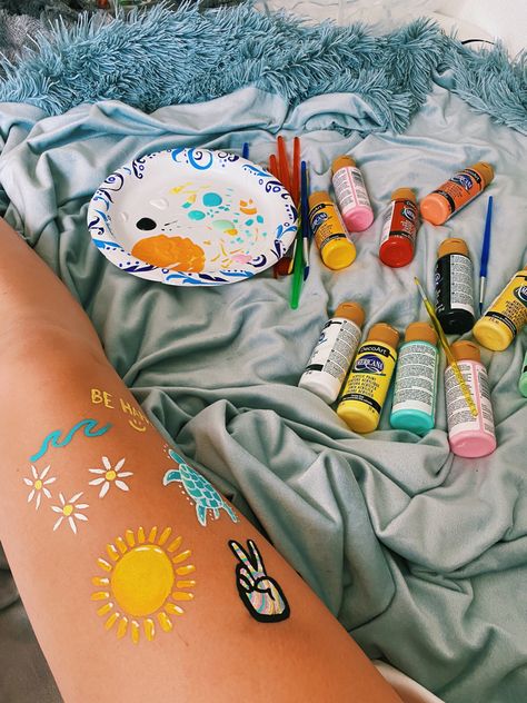 Preppy Leg Painting, Summer Leg Painting Ideas, Obx Instagram, Arte Madi, Summer Paintings, Daisy Drawing, Body Paintings, Summer Legs, Summer Arts And Crafts