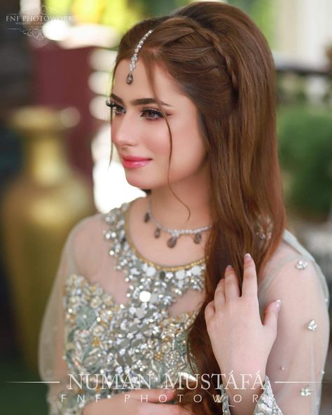 Kashees Hairstyle, Pakistani Makeup Looks, Pakistani Makeup, Long Hair Designs, Hairstyles For Gowns, Hair Wedding Styles, Wedding Wishlist, Floral Henna, Floral Henna Designs