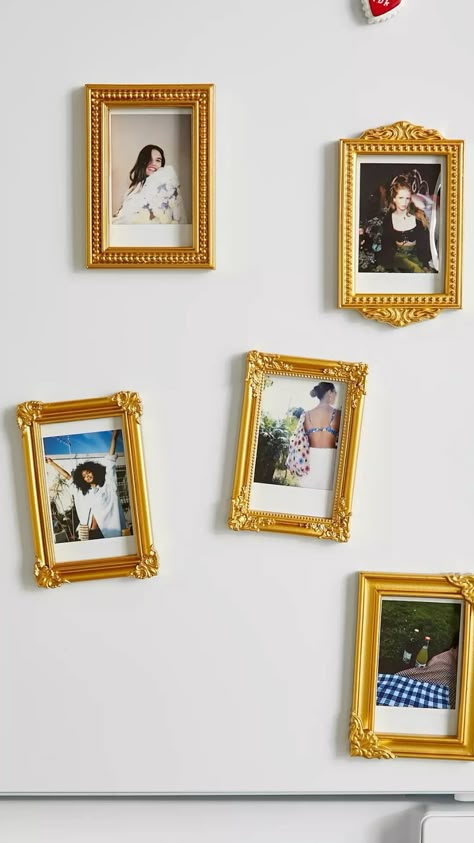 Instax mini home decor, home decor inspo, apartment decor, kitchen decor, polaroid photos frame, instax mini frame inspo | contain affiliate link Mini Polaroid Display Ideas, Instax Frame Ideas, Diy Polaroid Frame, Polaroid Crafts, Instax Mini Frame, Bazaar Booth, Polaroid Magnets, Mini Home Decor, Apartment Decor Kitchen