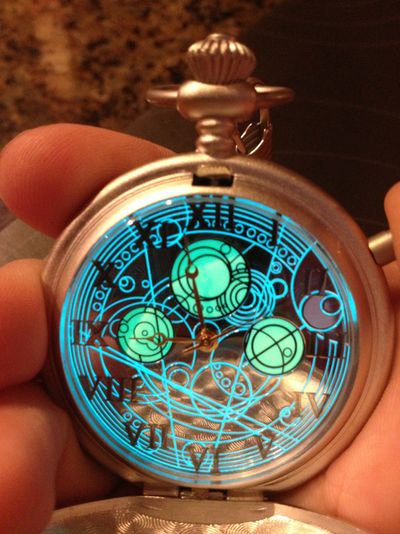 Doctor Who TARDIS Inspired Pocket Watch Bahasa Jepun, Magical Jewelry, Timey Wimey Stuff, Pocket Watches, Fantasy Jewelry, Dr Who, The Doctor, Cool Watches, Luxury Watches