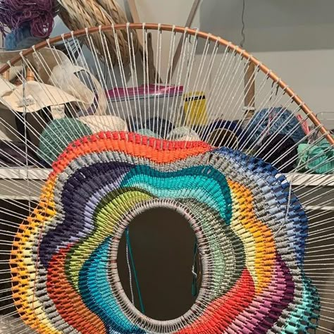 Mandala Weaving, Wall Hangings Ideas, Circular Weaving Loom, Circle Weaving, Yarn Art Projects, Circle Loom, Round Weaving, Circular Weaving, Weaving Loom Diy