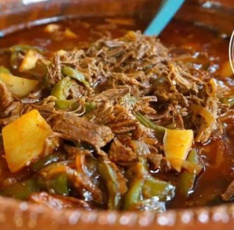 recetas fáciles de preparar 😋 | 🧑‍🍳 CARNE DESHEBRADA CON PAPA | Facebook Chile Guajillo, Mexican Food Recipes Easy, Mexican Food, Recipes Easy, Mexican Food Recipes, Beef Recipes, Easy Meals, Nails, Quick Saves