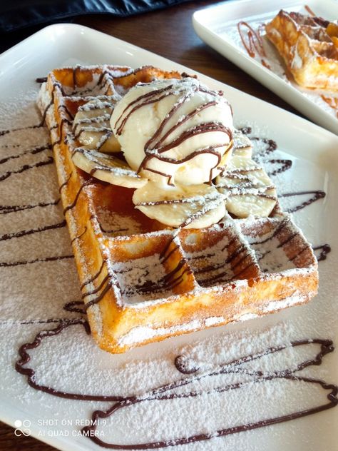 Essen, Waffle Business Ideas, Waffle Dessert, Waffle Ice Cream Sandwich, Waffles Breakfast, Dessert Waffles, Crepes And Waffles, Catering Ideas Food, Waffle Toppings