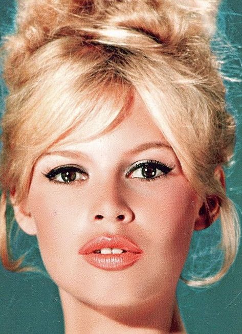 60s Fashion Trends, Klasik Hollywood, Bardot Hair, 60s Makeup, Bridgette Bardot, Bridget Bardot, Slim Aarons, Vogue Covers, French Actress