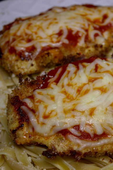 BODYBUIDING Chicken Parmesan Recipe (Quick) Bodybuilding Chicken Recipes, Shrimp Meal Prep, What Is Keto Diet, Easy High Protein Meals, Healthy Chicken Parmesan, Healthy Pasta Dishes, Chicken Parmesan Recipe, Fat Food, Parmesan Recipe