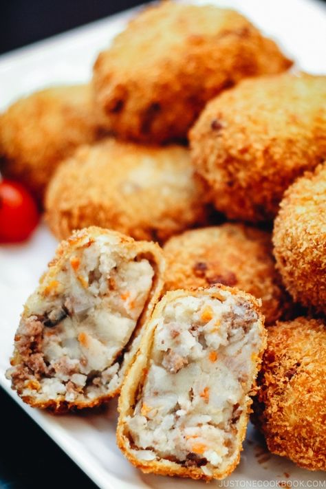 Korokke - Japanese potato and ground beef croquettes - Justonecookbook Potato And Ground Beef, Beef Croquettes, Japanese Croquette, Japanese Potato, Croquettes Recipe, Potato Croquettes, Resep Diet, Asian Cooking, Croquettes