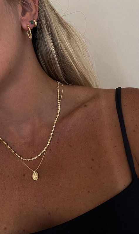 Golden Accessories Aesthetic, Golden Necklace Jewellery, Colares Aesthetic, Old Money Accessories, Gold Necklace Aesthetic, Golden Accessories, Couple Ring Design, Necklace Outfit, Gold Necklace Simple