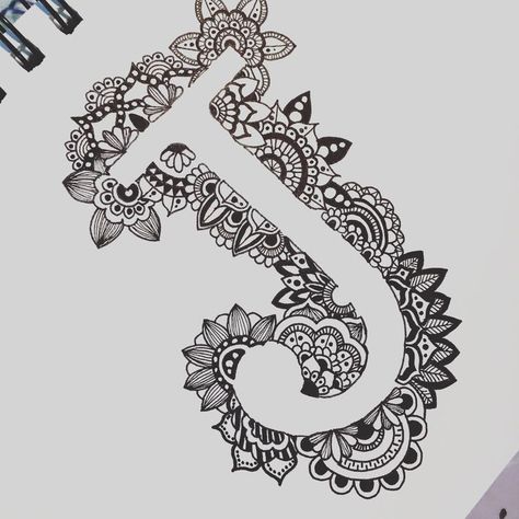 Monogram letter J in black and white zentangle #doodle #doodleart #floraldoodle Arte Doodle, Mandala Doodle, Easy Mandala Drawing, Mandala Art Therapy, Doodle Art Drawing, Sharpie Art, Mandala Art Lesson, Zentangle Drawings, Doodle Art Designs