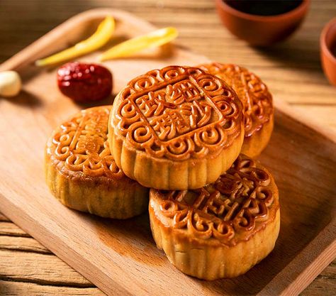 Easy Mooncake Recipe, Chinese Moon Cake, Mooncake Recipe, Chinese Candy, Cake Festival, Mooncake Festival, Whiskey Cake, Moon Cakes, Homemade Custard