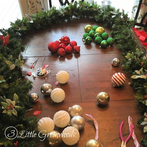 Christmas Door Garland With Lights, Decorating Christmas Garland Ideas, Diy Lighted Garland Christmas, Creative Garland Ideas, Diy Bulb Garland Christmas Balls, Christmas Ornaments Garland Diy, Diy Christmas Garland With Ornaments, Decorated Garland For Christmas, Adding Ornaments To Garland