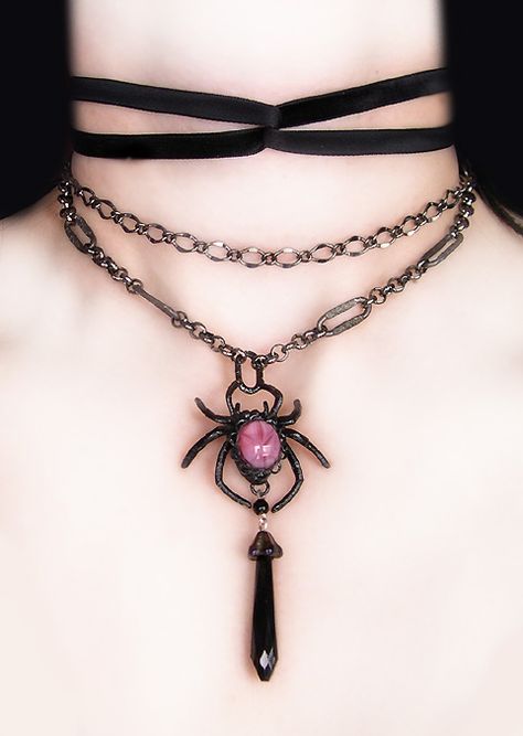 Spider choker <3 Spider Choker, Crochet Choker, Goth Jewelry, Alternative Clothing, Coral Stone, Pretty Clothes, Punk Goth, Themed Outfits, Gothic Jewelry