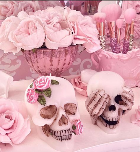 Pink Spooky Aesthetic, Day Bed Room, Cozy Kitchen Ideas, Halloween Carnival Games, Garage Door Ideas, Mean Girls Halloween, Door Decor Ideas, Halloween Glam, Halloween Chic