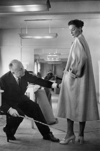 Christian Dior in his atelier. (1). Dior Quotes, Dior New Look, Christian Dior Designer, Dior Designer, Dior Vintage, Guy Laroche, French Fashion Designers, Christian Dior Couture, Dior Fashion