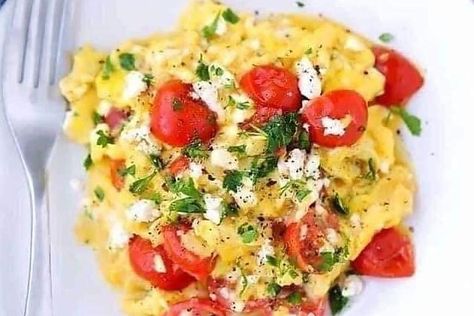 Fluffy Scrambled Eggs Recipe With Feta & Tomatoes: It's Time to Have Breakfast for Dinner #30secondmom Feta Scrambled Eggs, Scrambled Eggs Healthy, Egg And Grapefruit Diet, Scrambled Eggs With Spinach, Scrambled Eggs With Cheese, Creamy Scrambled Eggs, Spinach Tomato, Scrambled Eggs Recipe, Cucumber Diet