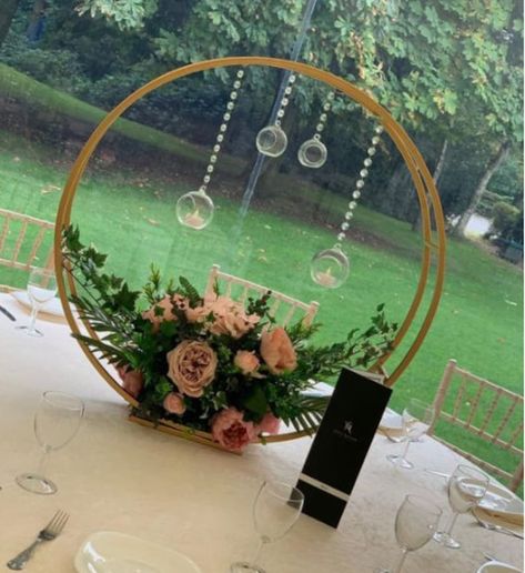 Hoop Centerpieces, Modern Centerpieces, Wedding Hoop, Table Centerpiece Decorations, Tafel Decor, Wedding Arch Flowers, Dekor Diy, Diy Centerpieces, Deco Floral