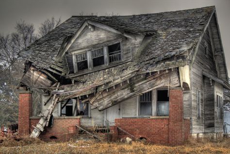 2. This collapsing house looks like it could be the aftermath of an alien attack. Run Down House, Destroyed House, Ruined House, House Abandoned, Urban Decay Photography, Creepy Old Houses, Usa House, Building Drawing, House Illustration