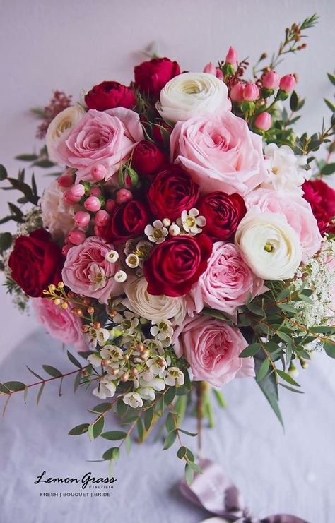 Wedding Flowers Red And Pink, Red White Bouquet, Valentine Flower Arrangements, Prom Flowers, Bride Magazine, Pink Wedding Flowers, Pink Bouquet, Beautiful Flower Arrangements, Deco Floral