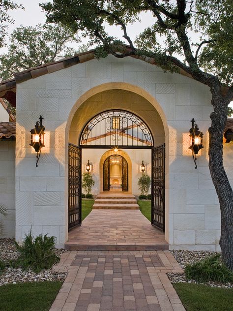 Spanish style entrance Southwestern Homes, Spanish Courtyard, Mediterranean Exterior, Courtyard Entry, Courtyard House Plans, Mediterranean Style Homes, Mediterranean Home Decor, Spanish Style Home, Casas Coloniales