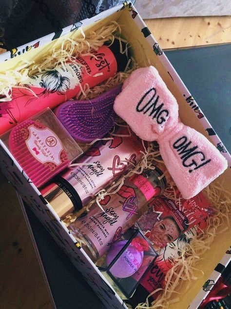 Beauty Gift Box, Girl Gift Baskets, Birthday Presents For Friends, Cute Gifts For Friends, Diy Birthday Gifts For Friends, Creative Birthday Gifts, Birthday Gift Baskets, Gift Inspo, Birthday Gifts For Best Friend