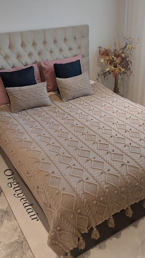 Fast, Fun, & Fabulous: Chunky Crochet Blanket Ideas Knitted Bedspread, Diy Resin Wall Art, Quick Crochet Blanket, Crochet Bedsheets, Crochet Lace Scarf, Crochet Curtain Pattern, Bed Cover Design, Lace Bedding, Chunky Crochet Blanket