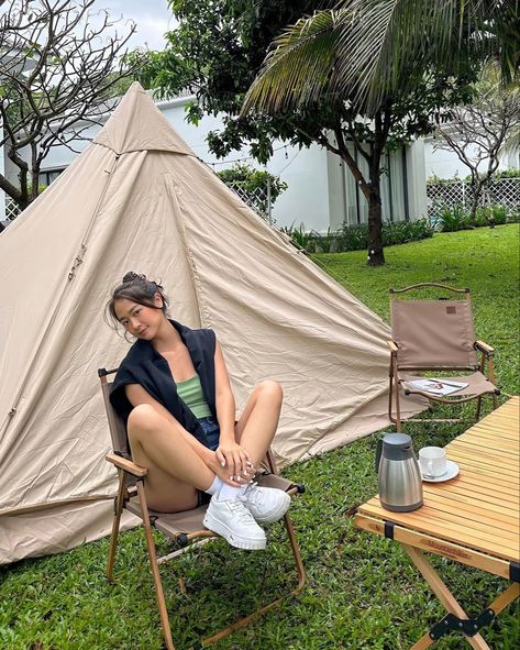 Camping Poses Photo Ideas, Camping Fits Aesthetic, Camping Instagram Pictures, Camping Fits, Glamping Outfit, Camping Photo, Camping Vibes, Camping Aesthetic, Korean Summer