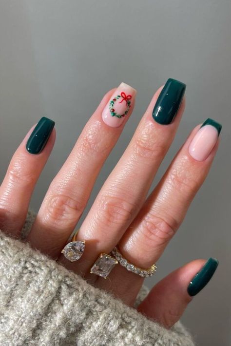 green Christmas nails designs ideas Simple Winter Nails Green, Green Christmas Nails With Holly, Cute Simple Nails For Christmas, Festive Nails Christmas Green, Emerald Green Manicure, Nail Gel Christmas, Short Xmas Nails Green, Christmas Nails Green Square, Not So Christmas Nails