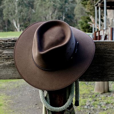 Alex from Everything Australian reviews the best selling Akubra Cattleman Hat. The Akubra Cattleman Hat is one of the most iconic Akubra styles as it maintains the tradition of the Australian stockman. One of Akubra’s best sellers, this hat suits everybody that tries it on and is great for both men & women. Akubra Hat Women Outfit, Akubra Hats Men, Akubra Hat Women, Farms Aesthetic, Australian Stockman, Akubra Cattleman, Outback Hats, Hat Making Ideas, Akubra Hat