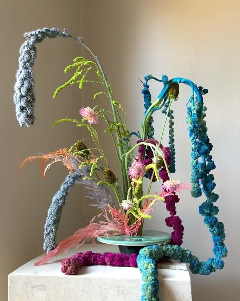 Alien Garden, Modern Floral Arrangements, Flower Installation, Unique Flowers, Arte Floral, Modern Floral, Floral Centerpieces, Ikebana, Floral Arrangement