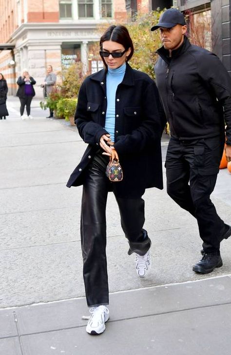 Kendall: straight-leg black leather pants, an oversize black jacket, this season's must-have blue hue, and chunky athletic sneakers #fashion Leather Trousers Outfit, Stile Kendall Jenner, Leather Pants Outfit, Kendall Style, Winter Typ, Look Formal, Stylish Celebrities, Kelly Brook, Black Leather Pants