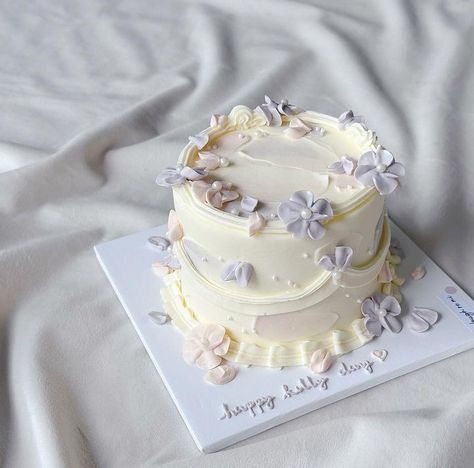 Pretty Birthday Cakes Flowers, Aesthetic Lunchbox Cake, Cake Designs Purple, Cakes Aesthetic Vintage, Vintage Bento Cake, Pastel Floral Cake, Aesthetic Cake Designs, Birthday Cake Floral, Purple Floral Cake