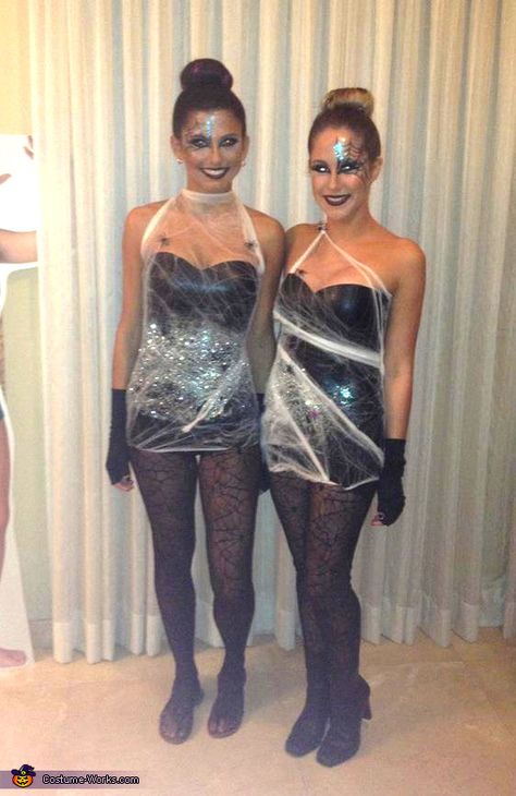 Valeria: Me and my best friend went to party city with no idea of what to wear for halloween. We saw spider web laces, black hot pants and an idea came... Spider Web Halloween Costume, Girlfriend Group, Web Costume, Spider Web Costume, Diy Karneval, Spider Halloween Costume, Spider Costume, Hallowen Ideas, Homemade Costume