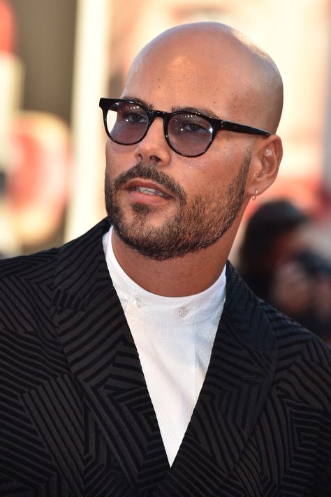 Bald Men Fashion, Bald Man With Glasses, Bald Head Man, Bald Style, Shaved Head With Beard, Mustache And Goatee, Hairstyle 2024, Bald Men With Beards, Scruffy Beard