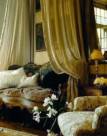 Elegantly cozy Earthy Bedroom Ideas, Earthy Bedroom, Romantic Decor, Chic Living, French Interior, French Decor, A Living Room, Eclectic Style, Settee