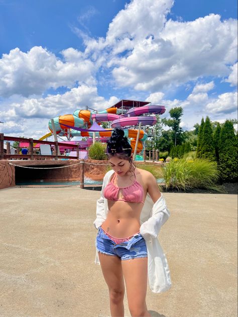 Outfits For Water Parks Summer, Water Park Pose Ideas, Waterpark Outfits For Women, Water Park Outfit Ideas Summer, Water Park Picture Ideas, Outfit For Water Park, Waterpark Picture Ideas, Waterpark Poses, Water Park Outfit For Moms