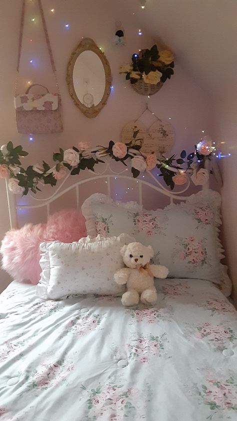 Coquette girly cute room decor Coquette Decor Room, Dollete Room Aesthetic, Coquette Room Aesthetic Pink, Pretty Room Decorations, Coquette Room Ideas Aesthetic, Girly Coquette Room, Couqqet Room, Cute Coquette Room Decor, Pink Room Coquette