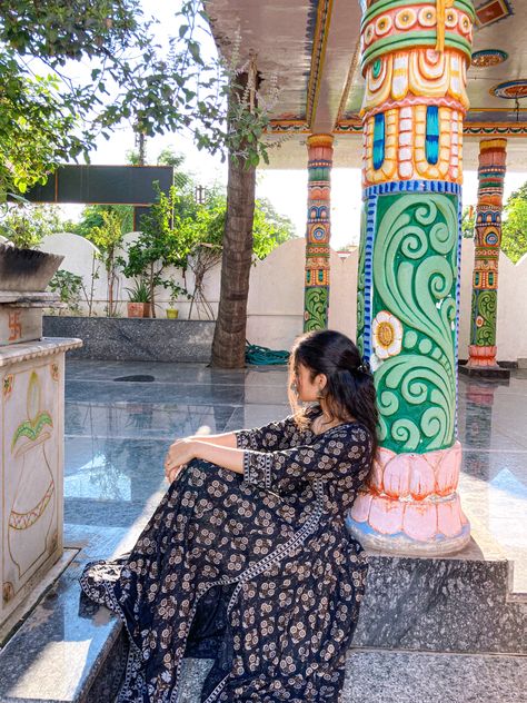 Sitting Poses In Suit For Women, Photo Poses In Temple, Temple Poses For Women, Temple Outfit Indian, Temple Poses, Vrindavan Photography Pictures, Temple Photography, Saree Poses, Travel Pictures Poses