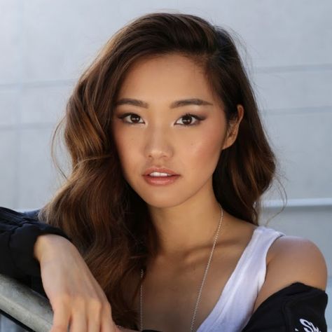 Business Inquiries: holla@imjennim.com I'm Jenn Im. Korean American. Born and raised in LA. Clothes Encounters is a vlog of style musings, tutorials and life... Tan Asian, Asian Wedding Makeup, Jenn Im, American Makeup, Wedding Hairstyles And Makeup, Asian Makeup Looks, Beauty Make-up, Braut Make-up, Asian Eye Makeup