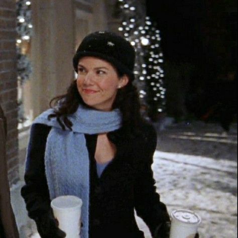 Lana Del Rey, Casual Elf Outfit, Winter Gilmore Girls Aesthetic, Lorelai Gilmore Snow, I Smell Snow Lorelai, Gilmore Girls Winter, Gilmore Girls Christmas, Lorelei Gilmore, Estilo Rory Gilmore