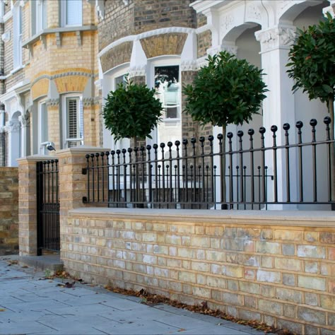 Wall Railings Garden, Front Wall Railing Design, Front Railings House, Iron Railings Front Garden, London Brick Wall, Front Garden Wall Ideas Uk, Victorian Front Garden Wall, Victorian Railings Front Gardens, Front Garden Wall Ideas Brick