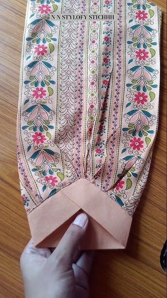 Latest Kurta Sleeve Design, Kurti Arm Designs Latest, Shirt Salwar Designs, Pakistani Kurta Sleeves Design, Simple Baju Design, Salwar Hand Designs, Latest Trending Kurti Designs, Kurti Sleeves Design Latest 2024, Back Kurti Designs Latest