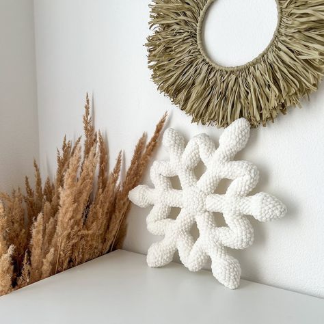 Crochet Snowflake Pillow, Snowflake Pillows, Snowflake Pillow, Crochet Snowflake, Pillow Patterns, Winter Pillows, Crochet Hack, Crochet Ornaments, Crochet Snowflakes