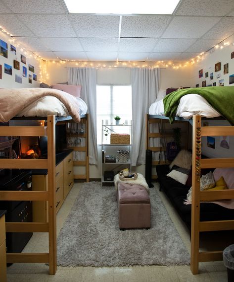 Tour A 2-Bed Dorm Room In Sweet Digs Video Lofted Dorm Beds, Dorm Layout, College Bedroom Decor, Dorm Room Layouts, College Dorm Room Inspiration, Dream Dorm Room, Dorm Room Styles, Dorm Style, Dorm Sweet Dorm