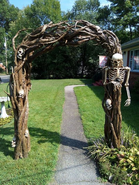 This vine arch by Oak Lane Cemetery is a work of art. Hard to believe it’s pool noodles and milk jug skulls! The video below is just an overview. Here are details on forming the roots. There … Pool Noodle Pillars Halloween, Pool Noodle Vines, Easy Halloween Archway, Halloween Cemetery Archway Diy, Cemetery Archway Diy, Pool Noodle Halloween Arch, Halloween Arches, Milk Jug Skulls, Yard Skeletons