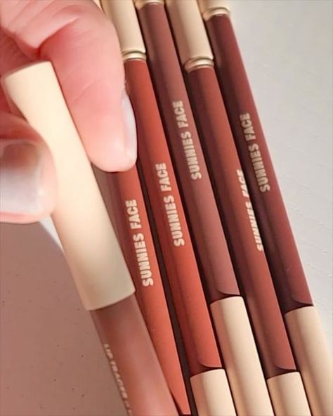 Sunnies Face on Instagram: "draw up your best lip look with 𝗟𝗶𝗽 𝗧𝗿𝗮𝗰𝗲𝗿ᝰ✍️ trace your lips with the pencil to 𝘥𝘦𝘧𝘪𝘯𝘦 then use the brush to gently 𝘣𝘭𝘦𝘯𝘥 the contour of your lips 𝗟𝗶𝗽 𝗧𝗿𝗮𝗰𝗲𝗿 𝘯𝘰𝘸 𝘢𝘷𝘢𝘪𝘭𝘢𝘣𝘭𝘦 𝘦𝘷𝘦𝘳𝘺𝘸𝘩𝘦𝘳𝘦 ✍️ sunniesface.com worldwide ✍️ Lazada PH ✍️ Shopee PH ✍️ TikTok Shop ✍️ Zalora PH ✍️ Sunnies Face Stores" Sunnies Face, Tiktok Shop, The Pencil, Your Lips, Lip Pencil, Sunnies, Lips, Pencil, Instagram