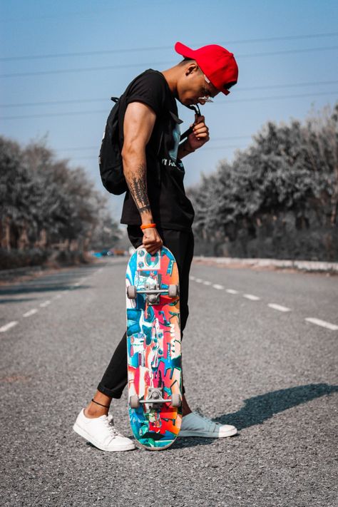 Poses With Skateboard Men, Skate Park Senior Pictures, Skater Pose Reference, Outdoor Photo Poses, Skater Boy Fashion, Skate Park Photoshoot, Skater Boys Fashion, Skateboard Photoshoot, Skatepark Photoshoot